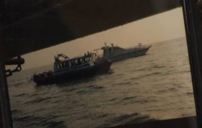 Imagen del móvil de unos pescadores de la policía eslovena y la croata en el mismo punto en el mar.