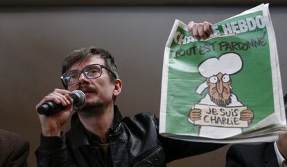 Luz, con la portada de 'Charlie Hebdo' tras los atentados de París.