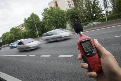 La contaminación acústica puede causar tantos o más problemas de la salud que la ambiental. En la imagen, el medidor marca un ruido más de 17 puntos por encima del límite de peligro que marca la Organización Mundial de la Salud.