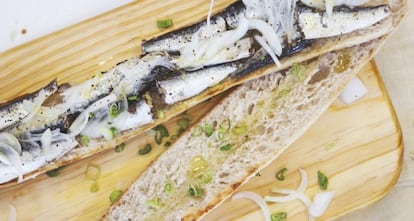 Bocata de sardinas Frinsa con cebolleta.