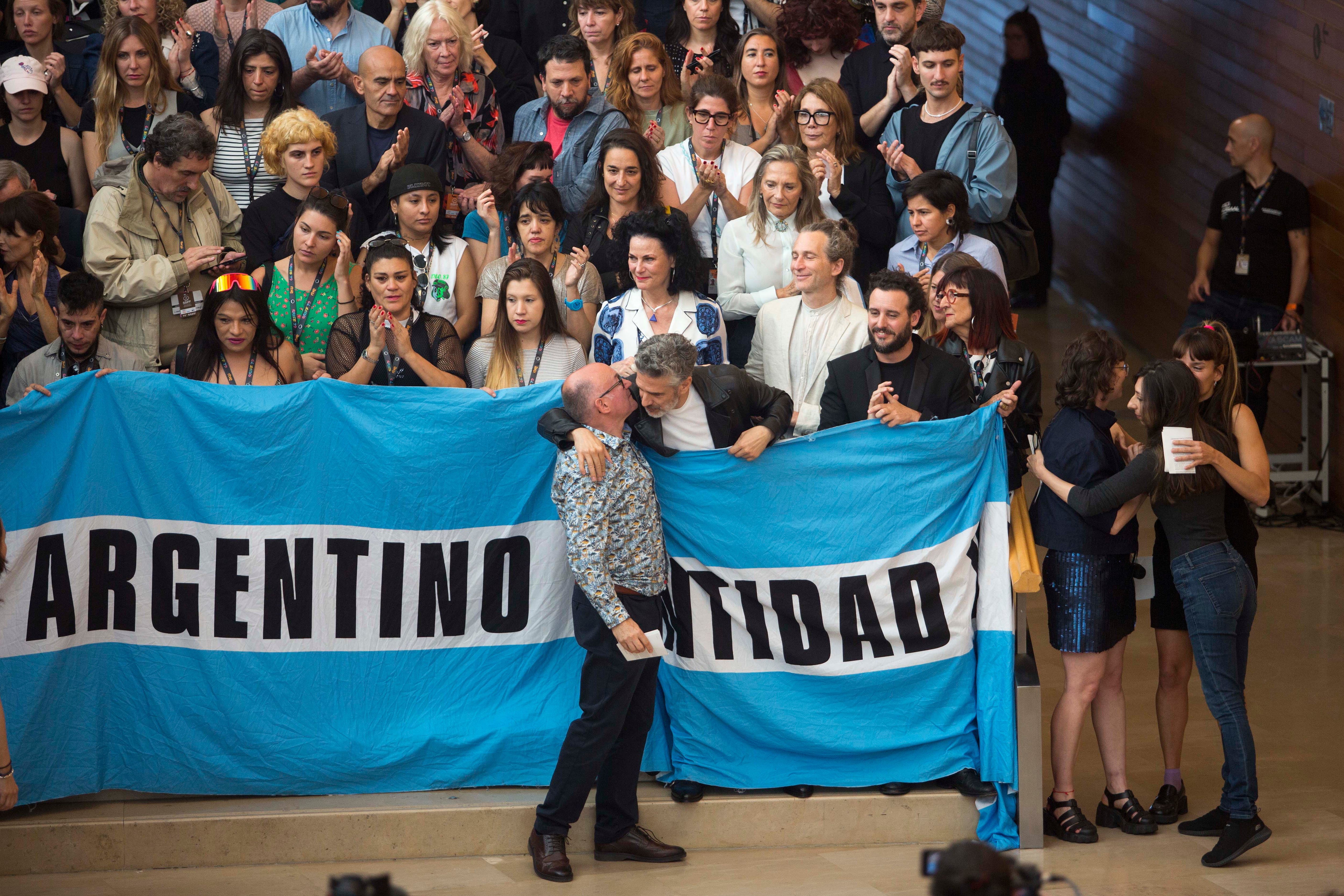 El director del festival de cine de San Sebastián, José Luis Rebordinos, abrazado por el actor Leonardo Sbaraglia en el acto de apoyo al cine argentino celebrado en el Kusaal el 24 de septiembre. 