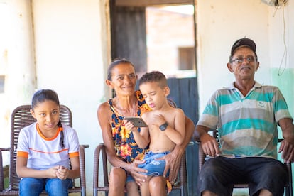 Francisco Monteiro e a esposa Zuleide de Souza, com os netos. 