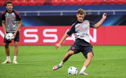 Joshua Kimmich, durante el entrenamiento del Bayern en Budapest.