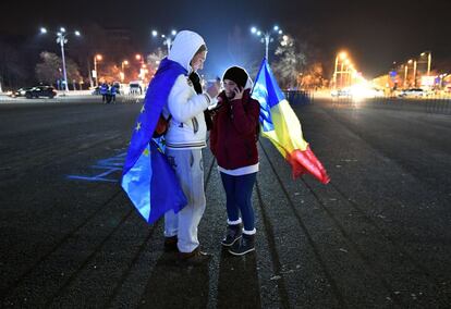 Unos manifestantes rumanos protestan en febrero frente a la sede del Gobierno en Bucarest.