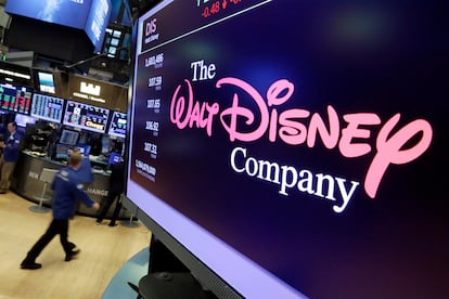 El logo de Walt Disney aparece en un monitor de un ordenador de la Bolsa de Nueva York.