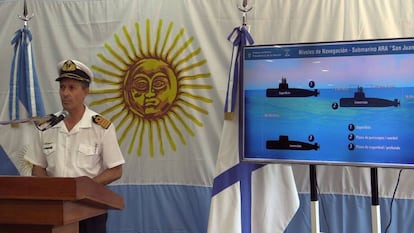 El portavoz de la Armada, Enrique Balbi, durante la rueda de prensa diaria, en Buenos Aires.