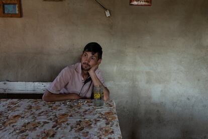 Cristian Molina, de 26 años, toma la medicación contra la tuberculosis en su casa del poblado chabolista de Luján, en Buenos Aires, Argentina, el 26 de septiembre de 2019. Le han prescrito 11 pastillas diarias, siete por la mañana y cuatro por la noche, que a menudo le dan dolor de estómago. Molina, que contrajo la tuberculosis a principios de año, comparte casa con sus padres, sus seis hermanos y cuatro sobrinos. Los médicos creen que uno de los hermanos se contagió de la enfermedad en la cárcel y la transmitió a su familia al volver a casa.