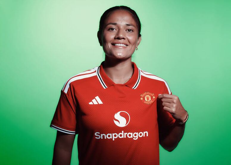 La mexicana Rebeca Bernal da un salto mágico al Manchester United