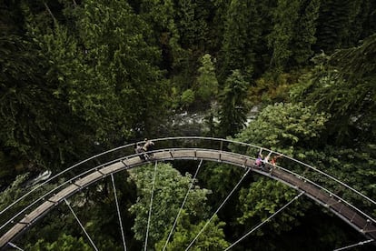 Vancouver siempre figura entre los primeros lugares en cualquier ranking de los mejores lugares donde vivir; por algo será. La relajada ciudad canadiense está rodeada por un espectacular paisaje marino y en las afueras sus habitantes encuentran desde estupendas montañas para esquiar hasta 11 playas, además del denso bosque de Stanley Park a solo dos manzanas de los rascacielos de cristal del centro urbano; una armoniosa mezcla de urbanismo y naturaleza. También encontramos un toque hollywoodiense (aquí se ruedan muchas películas), una activa contracultura (desde una popular playa nudista hasta la sede política del Marijuana Party) y animados barrios chinos.