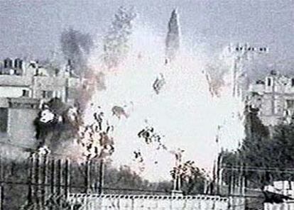 Imagen de la explosión que causó una furgoneta conducida por un suicida de Hamas.