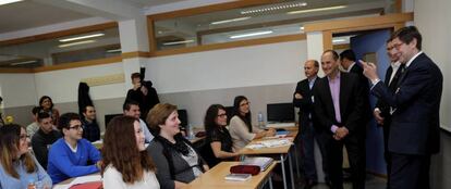 El presidente de Bankia, José Ignacio Goirigolzarri, visitando un centro de FP dual de Bankia en Valencia.