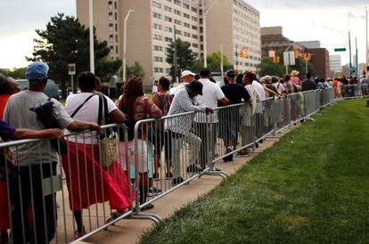 La gente hace cola afuera del Las personas ingresan al Museo de Historia Afroestadounidense Charles H. Wright, donde la fallecida cantante Aretha Franklin permanecerá en el estado durante dos días de visita pública en Detroit, MichiganCharles H. Wrigh para despedir a la legendaria cantate de Detroit.