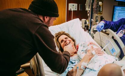 Matthew Eledge con su madre, Cecile, y su hija Uma, en el hospital.