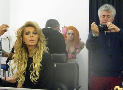 Foto colgada por Almodóvar en su blog. La ha titulado 'Frenesí en el camerino II.'