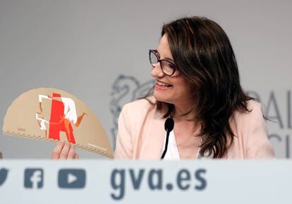 La portavoz del Consell, Mónica Oltra, con un abanico de las Fogueres de Alicante.