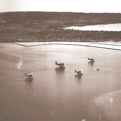 La base de hidroaviones del Estany Pudent, en plena actividad.