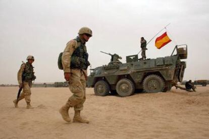 Soldados estadounidenses pasan ante un blindado español en las afueras de Nayaf en abril de 2004.