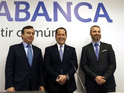 El vicepresidente de Abanca, Juan Carlos Escotet (centro); el consejero delegado de la entidad, Francisco Botas (izquierda), y el director financiero, Alberto de Francisco.