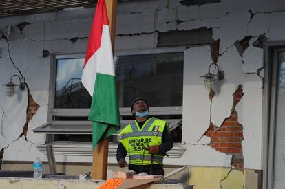 Un trabajador de rescate de la Secretaria de Seguridad Publica trabajando en el Colegio Enrique Rebsamen afectado por el terremoto en Ciudad de México.