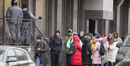 Cola de ciudadanos ante un cajero automático en San Petersburgo, Rusia. 