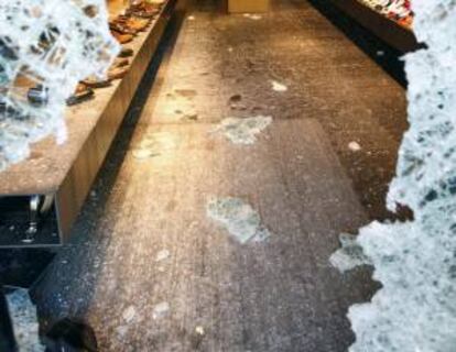 Detalle del cristal roto de una tienda en Madrid, tras sufrir un robo. EFE/Archivo