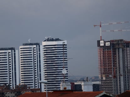 Un bloque de viviendas en construcción este jueves en Bilbao