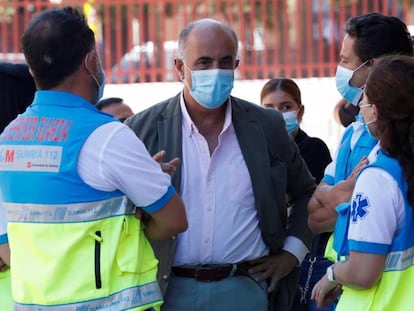 El viceconsejero de Salud Pública y Plan COVID-19 de la Comunidad de Madrid, Antonio Zapatero, en las urgencias del Centro de Especialidades Periférico Coronel de Palma, en Móstoles, donde este sábado se realizan pruebas PCR masivas. 