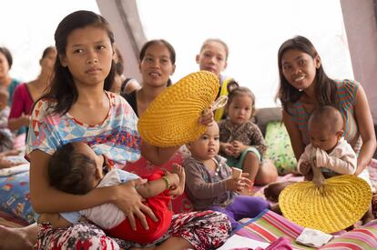 Madres jóvenes con sus hijos durante una actividad en San José, Tacloban.