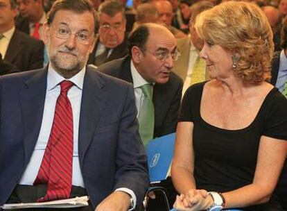 Rajoy junto a Esperanza Aguirre y detrás, el presidente de Iberdrola, Ignacio Sánchez Galán.