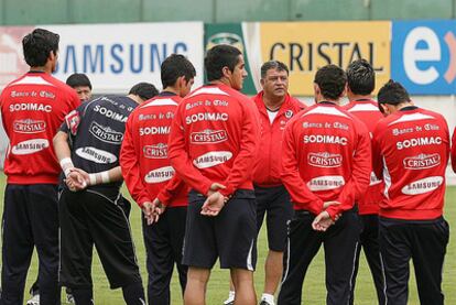 El seleccionador chileno, Borghi, rodeado de su equipo.