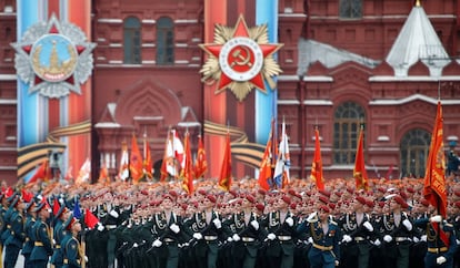 Militares russos marcham durante a comemoração da vitória sobre a Alemanha nazista e o fim da Segunda Guerra Mundial, em Moscou.