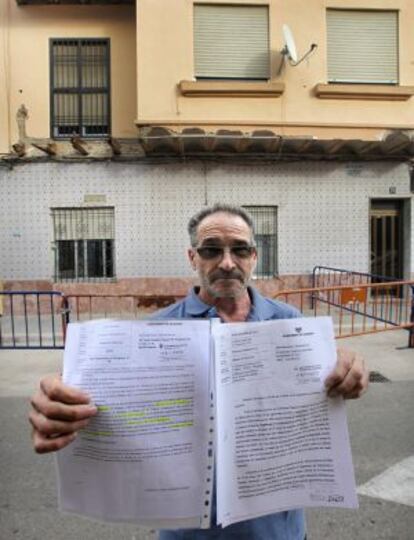 Rafael García Sánchez, frente a la casa que ha abandonado por no poder hacer reformas.