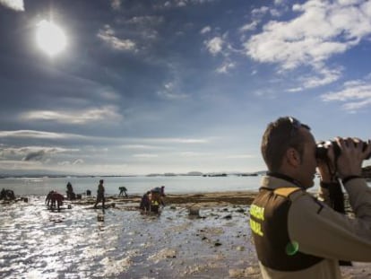Un guardia rural de la cofradía de Cabo de Cruz vigila que no haya mariscadores furtivos en los arenales de Boiro (A Coruña) en noviembre.