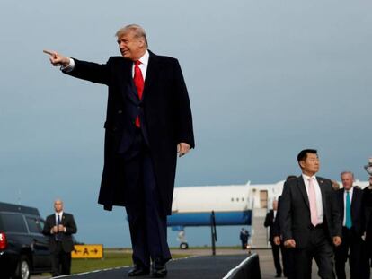 El presidente de Estados Unidos, Donald Trump, a su llegada a un acto de campaña en Fayetteville (Carolina del Norte), este sábado.