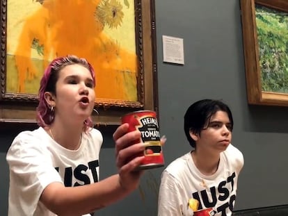 FILED - 14 October 2022, United Kingdom, London: Photo released by Just Stop Oil shows two protesters, one of whom is holding a can of tomato soup, after throwing the soup on Vincent Van Gogh's famous 1888 work "Sunflowers" at the National Gallery in London. The two members of the Just Stop Oil organization spilled the contents of two cans over the artwork, which has an estimated value of the equivalent of about 84 million euros, at the National Gallery on Friday morning. Photo: Just Stop Oil/PA Media/dpa - ACHTUNG: Nur zur redaktionellen Verwendung im Zusammenhang mit der aktuellen Berichterstattung und nur mit vollständiger Nennung des vorstehenden Credits
14/10/2022 ONLY FOR USE IN SPAIN