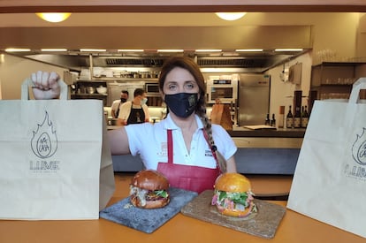 La chef Lucía Freitas sirve comida para llevar desde Lume, su barra gastronómica en Santiago.