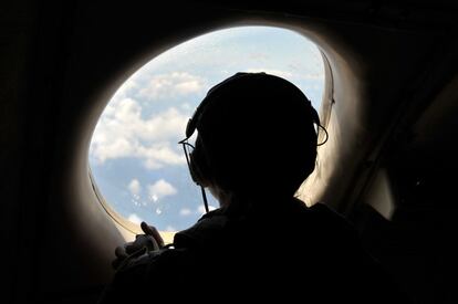 La marine de los Estados Unidos Katia Medford-Davis mira por la venta durante la búsqueda del vuelo de Egyptair 804 que desapareció en Mediterraneo durante la ruta París a El Cairo, el 22 de mayo de 2016.