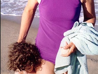 Christa Worthington, en la playa con su hija.