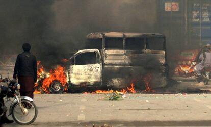 Un veh&iacute;culo incendiado durante las protestas de este s&aacute;bado en Islamabad (Pakist&aacute;n). 