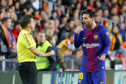 El árbitro se equivoca y anula un gol de Messi que había entrado en la portería.