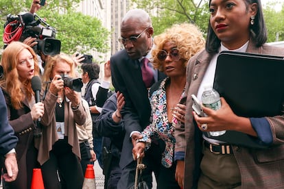 Janice Combs, en el centro, madre de Sean Combs, llega a la segunda jornada del juicio.