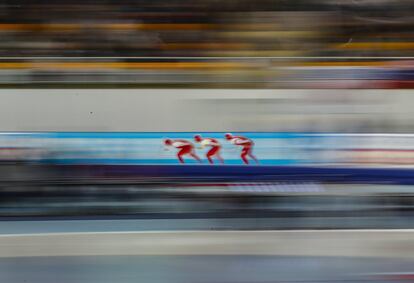 El ganador de la medalla de oro Jan Blokhuijsen, izquierda, de los Países Bajos y el ganador de la medalla de plata Andrea Giovannini, derecha, de Italia compiten en la carrera 'Men Mass Start' durante el Campeonato Europeo de ISU de patinaje de velocidad 2018 en Kolomna (Rusia).