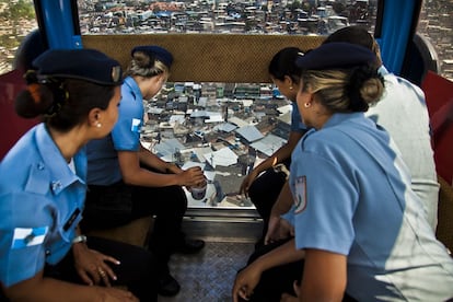 Um grupo de mulheres da Polícia no teleférico do Alemão.