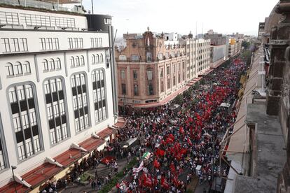 Simpatizantes del presidente López Obrador llegan a la entrada de la plaza Zócalo antes del tercer informe de gestión en Ciudad de México.