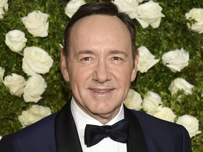 Kevin Spacey chega ao Radio City Music Hall de Nova York para a cerimônia dos Tony Awards.