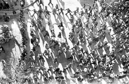 La cámara de González captó esta imagen del sepelio de Ramón Roberto Peré, el 8 de julio de 1973. Peré, estudiante de veterinaria, había sido asesinado un día antes por efectivos policiales vestidos de particular. Su sepelio fue acompañado por miles de personas a pesar de la represión y la vigilancia de aquellos días.