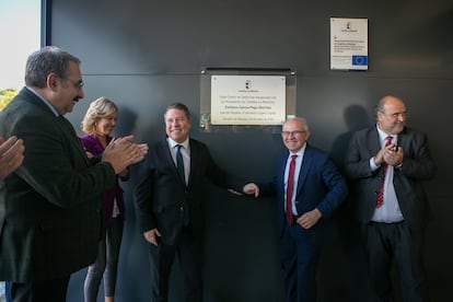 Emiliano García-Page, este viernes durante la inauguración de un centro de salud en Campillo de Altobuey (Cuenca).