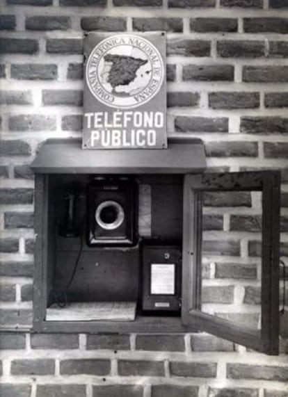 The first phone booth in Spain, installed in 1928 in the Retiro Park.