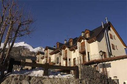 El edificio del hotel Sabacos, en Panticosa (Huesca).