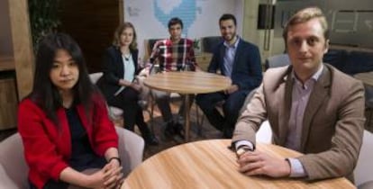 En primer plano, Mei Xu (izq.) y Fernando Zavala. Detrás, Teresa Marín, Víctor González y José Carlos Orpi. 